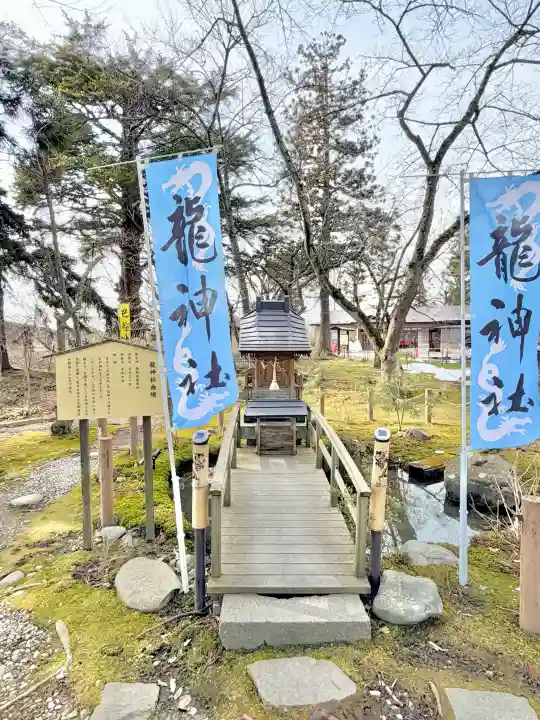 花巻神社の{uncategorized: "未分類", other: "その他", undefined: "問題あり", building: "その他建物", grave: "お墓", sacred_gate: "鳥居", guardian: "狛犬", statue: "像", buddha: "仏像", history: "歴史", nature: "自然", garden: "庭園", animal: "動物", pagoda: "塔", temizu: "手水舎", mountain_gate: "山門・神門", sanctuary: "本殿・本堂", subordinate: "末社・摂社", art: "芸術", scenery: "景色", jizo: "地蔵", ema: "絵馬", goshuin: "御朱印", omikuji: "おみくじ", items: "授与品その他", amulet: "お守り", goshuincho: "御朱印帳", eats: "食事", festival: "お祭り", votive_dance: "神楽", shichigosan: "七五三参", wedding: "結婚式", experience: "体験その他", initially: "初詣", around: "周辺", anti_infection: "感染症対策"}