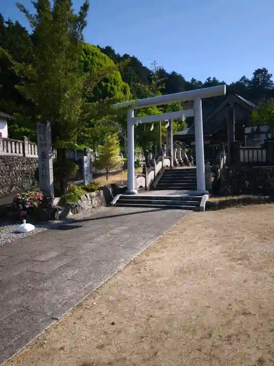 粟井神社の{uncategorized: "未分類", other: "その他", undefined: "問題あり", building: "その他建物", grave: "お墓", sacred_gate: "鳥居", guardian: "狛犬", statue: "像", buddha: "仏像", history: "歴史", nature: "自然", garden: "庭園", animal: "動物", pagoda: "塔", temizu: "手水舎", mountain_gate: "山門・神門", sanctuary: "本殿・本堂", subordinate: "末社・摂社", art: "芸術", scenery: "景色", jizo: "地蔵", ema: "絵馬", goshuin: "御朱印", omikuji: "おみくじ", items: "授与品その他", amulet: "お守り", goshuincho: "御朱印帳", eats: "食事", festival: "お祭り", votive_dance: "神楽", shichigosan: "七五三参", wedding: "結婚式", experience: "体験その他", initially: "初詣", around: "周辺", anti_infection: "感染症対策"}