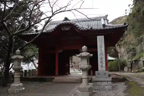 那古寺の山門