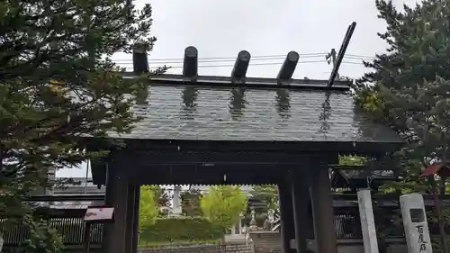 北見神社の山門