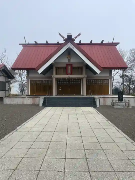 釧路護国神社の{uncategorized: "未分類", other: "その他", undefined: "問題あり", building: "その他建物", grave: "お墓", sacred_gate: "鳥居", guardian: "狛犬", statue: "像", buddha: "仏像", history: "歴史", nature: "自然", garden: "庭園", animal: "動物", pagoda: "塔", temizu: "手水舎", mountain_gate: "山門・神門", sanctuary: "本殿・本堂", subordinate: "末社・摂社", art: "芸術", scenery: "景色", jizo: "地蔵", ema: "絵馬", goshuin: "御朱印", omikuji: "おみくじ", items: "授与品その他", amulet: "お守り", goshuincho: "御朱印帳", eats: "食事", festival: "お祭り", votive_dance: "神楽", shichigosan: "七五三参", wedding: "結婚式", experience: "体験その他", initially: "初詣", around: "周辺", anti_infection: "感染症対策"}