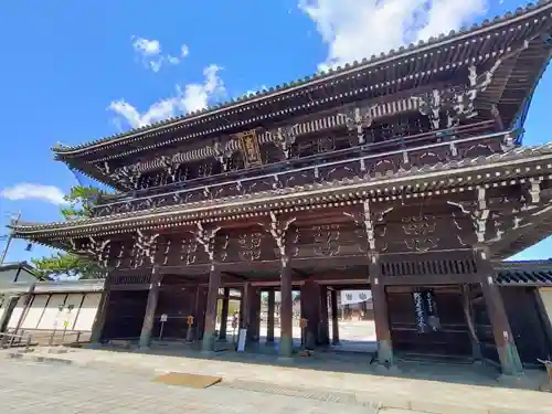 本山専修寺の山門・神門