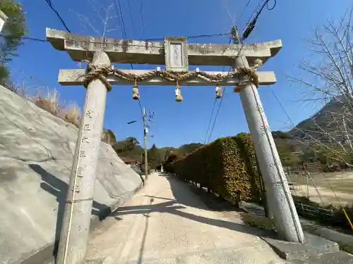 辰尾神社の{uncategorized: "未分類", other: "その他", undefined: "問題あり", building: "その他建物", grave: "お墓", sacred_gate: "鳥居", guardian: "狛犬", statue: "像", buddha: "仏像", history: "歴史", nature: "自然", garden: "庭園", animal: "動物", pagoda: "塔", temizu: "手水舎", mountain_gate: "山門・神門", sanctuary: "本殿・本堂", subordinate: "末社・摂社", art: "芸術", scenery: "景色", jizo: "地蔵", ema: "絵馬", goshuin: "御朱印", omikuji: "おみくじ", items: "授与品その他", amulet: "お守り", goshuincho: "御朱印帳", eats: "食事", festival: "お祭り", votive_dance: "神楽", shichigosan: "七五三参", wedding: "結婚式", experience: "体験その他", initially: "初詣", around: "周辺", anti_infection: "感染症対策"}