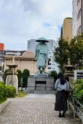 築地本願寺（本願寺築地別院）の像