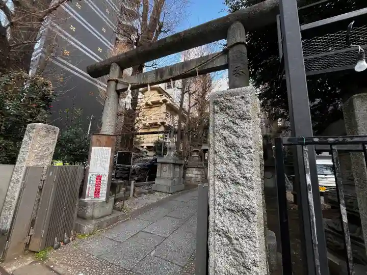 稲荷鬼王神社の{uncategorized: "未分類", other: "その他", undefined: "問題あり", building: "その他建物", grave: "お墓", sacred_gate: "鳥居", guardian: "狛犬", statue: "像", buddha: "仏像", history: "歴史", nature: "自然", garden: "庭園", animal: "動物", pagoda: "塔", temizu: "手水舎", mountain_gate: "山門・神門", sanctuary: "本殿・本堂", subordinate: "末社・摂社", art: "芸術", scenery: "景色", jizo: "地蔵", ema: "絵馬", goshuin: "御朱印", omikuji: "おみくじ", items: "授与品その他", amulet: "お守り", goshuincho: "御朱印帳", eats: "食事", festival: "お祭り", votive_dance: "神楽", shichigosan: "七五三参", wedding: "結婚式", experience: "体験その他", initially: "初詣", around: "周辺", anti_infection: "感染症対策"}