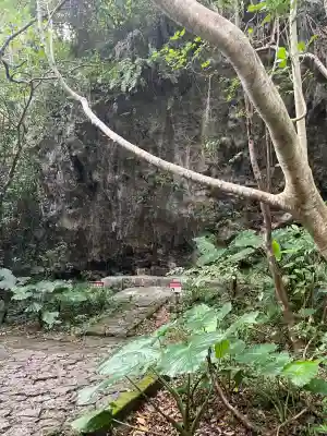 斎場御嶽の{uncategorized: "未分類", other: "その他", undefined: "問題あり", building: "その他建物", grave: "お墓", sacred_gate: "鳥居", guardian: "狛犬", statue: "像", buddha: "仏像", history: "歴史", nature: "自然", garden: "庭園", animal: "動物", pagoda: "塔", temizu: "手水舎", mountain_gate: "山門・神門", sanctuary: "本殿・本堂", subordinate: "末社・摂社", art: "芸術", scenery: "景色", jizo: "地蔵", ema: "絵馬", goshuin: "御朱印", omikuji: "おみくじ", items: "授与品その他", amulet: "お守り", goshuincho: "御朱印帳", eats: "食事", festival: "お祭り", votive_dance: "神楽", shichigosan: "七五三参", wedding: "結婚式", experience: "体験その他", initially: "初詣", around: "周辺", anti_infection: "感染症対策"}