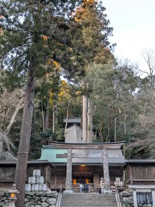 丹生川上神社(下社)の{uncategorized: "未分類", other: "その他", undefined: "問題あり", building: "その他建物", grave: "お墓", sacred_gate: "鳥居", guardian: "狛犬", statue: "像", buddha: "仏像", history: "歴史", nature: "自然", garden: "庭園", animal: "動物", pagoda: "塔", temizu: "手水舎", mountain_gate: "山門・神門", sanctuary: "本殿・本堂", subordinate: "末社・摂社", art: "芸術", scenery: "景色", jizo: "地蔵", ema: "絵馬", goshuin: "御朱印", omikuji: "おみくじ", items: "授与品その他", amulet: "お守り", goshuincho: "御朱印帳", eats: "食事", festival: "お祭り", votive_dance: "神楽", shichigosan: "七五三参", wedding: "結婚式", experience: "体験その他", initially: "初詣", around: "周辺", anti_infection: "感染症対策"}