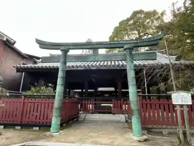三翁神社の{uncategorized: "未分類", other: "その他", undefined: "問題あり", building: "その他建物", grave: "お墓", sacred_gate: "鳥居", guardian: "狛犬", statue: "像", buddha: "仏像", history: "歴史", nature: "自然", garden: "庭園", animal: "動物", pagoda: "塔", temizu: "手水舎", mountain_gate: "山門・神門", sanctuary: "本殿・本堂", subordinate: "末社・摂社", art: "芸術", scenery: "景色", jizo: "地蔵", ema: "絵馬", goshuin: "御朱印", omikuji: "おみくじ", items: "授与品その他", amulet: "お守り", goshuincho: "御朱印帳", eats: "食事", festival: "お祭り", votive_dance: "神楽", shichigosan: "七五三参", wedding: "結婚式", experience: "体験その他", initially: "初詣", around: "周辺", anti_infection: "感染症対策"}