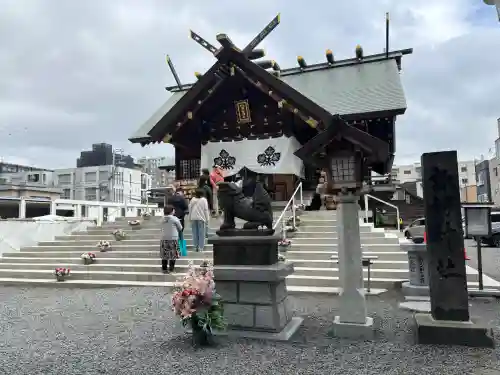 札幌諏訪神社の{uncategorized: "未分類", other: "その他", undefined: "問題あり", building: "その他建物", grave: "お墓", sacred_gate: "鳥居", guardian: "狛犬", statue: "像", buddha: "仏像", history: "歴史", nature: "自然", garden: "庭園", animal: "動物", pagoda: "塔", temizu: "手水舎", mountain_gate: "山門・神門", sanctuary: "本殿・本堂", subordinate: "末社・摂社", art: "芸術", scenery: "景色", jizo: "地蔵", ema: "絵馬", goshuin: "御朱印", omikuji: "おみくじ", items: "授与品その他", amulet: "お守り", goshuincho: "御朱印帳", eats: "食事", festival: "お祭り", votive_dance: "神楽", shichigosan: "七五三参", wedding: "結婚式", experience: "体験その他", initially: "初詣", around: "周辺", anti_infection: "感染症対策"}