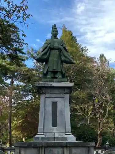 与次郎稲荷神社の像