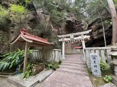 瀧王神社の{uncategorized: "未分類", other: "その他", undefined: "問題あり", building: "その他建物", grave: "お墓", sacred_gate: "鳥居", guardian: "狛犬", statue: "像", buddha: "仏像", history: "歴史", nature: "自然", garden: "庭園", animal: "動物", pagoda: "塔", temizu: "手水舎", mountain_gate: "山門・神門", sanctuary: "本殿・本堂", subordinate: "末社・摂社", art: "芸術", scenery: "景色", jizo: "地蔵", ema: "絵馬", goshuin: "御朱印", omikuji: "おみくじ", items: "授与品その他", amulet: "お守り", goshuincho: "御朱印帳", eats: "食事", festival: "お祭り", votive_dance: "神楽", shichigosan: "七五三参", wedding: "結婚式", experience: "体験その他", initially: "初詣", around: "周辺", anti_infection: "感染症対策"}