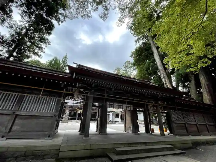 白山比咩神社の山門・神門
