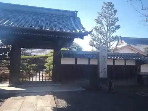 曼陀羅寺の山門