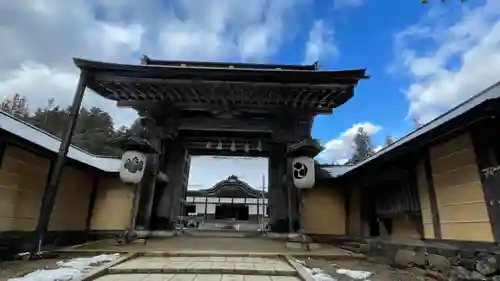 高野山金剛峯寺の山門