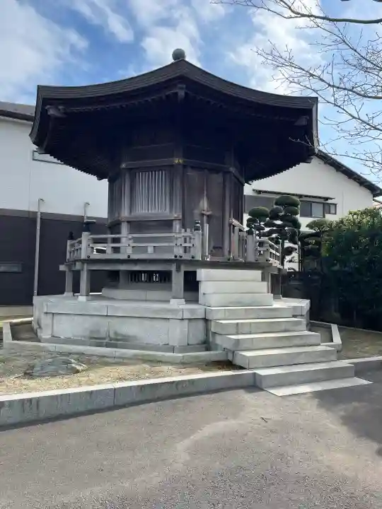 眞隆寺の{uncategorized: "未分類", other: "その他", undefined: "問題あり", building: "その他建物", grave: "お墓", sacred_gate: "鳥居", guardian: "狛犬", statue: "像", buddha: "仏像", history: "歴史", nature: "自然", garden: "庭園", animal: "動物", pagoda: "塔", temizu: "手水舎", mountain_gate: "山門・神門", sanctuary: "本殿・本堂", subordinate: "末社・摂社", art: "芸術", scenery: "景色", jizo: "地蔵", ema: "絵馬", goshuin: "御朱印", omikuji: "おみくじ", items: "授与品その他", amulet: "お守り", goshuincho: "御朱印帳", eats: "食事", festival: "お祭り", votive_dance: "神楽", shichigosan: "七五三参", wedding: "結婚式", experience: "体験その他", initially: "初詣", around: "周辺", anti_infection: "感染症対策"}