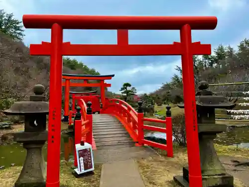 高山稲荷神社の{uncategorized: "未分類", other: "その他", undefined: "問題あり", building: "その他建物", grave: "お墓", sacred_gate: "鳥居", guardian: "狛犬", statue: "像", buddha: "仏像", history: "歴史", nature: "自然", garden: "庭園", animal: "動物", pagoda: "塔", temizu: "手水舎", mountain_gate: "山門・神門", sanctuary: "本殿・本堂", subordinate: "末社・摂社", art: "芸術", scenery: "景色", jizo: "地蔵", ema: "絵馬", goshuin: "御朱印", omikuji: "おみくじ", items: "授与品その他", amulet: "お守り", goshuincho: "御朱印帳", eats: "食事", festival: "お祭り", votive_dance: "神楽", shichigosan: "七五三参", wedding: "結婚式", experience: "体験その他", initially: "初詣", around: "周辺", anti_infection: "感染症対策"}