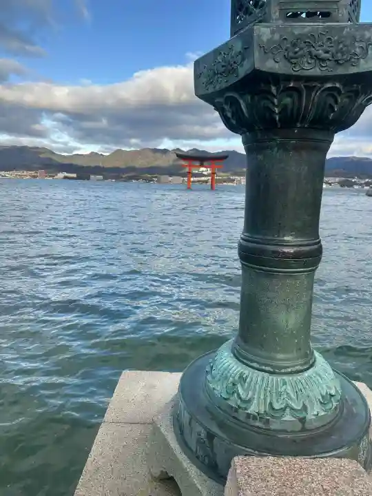 厳島神社の{uncategorized: "未分類", other: "その他", undefined: "問題あり", building: "その他建物", grave: "お墓", sacred_gate: "鳥居", guardian: "狛犬", statue: "像", buddha: "仏像", history: "歴史", nature: "自然", garden: "庭園", animal: "動物", pagoda: "塔", temizu: "手水舎", mountain_gate: "山門・神門", sanctuary: "本殿・本堂", subordinate: "末社・摂社", art: "芸術", scenery: "景色", jizo: "地蔵", ema: "絵馬", goshuin: "御朱印", omikuji: "おみくじ", items: "授与品その他", amulet: "お守り", goshuincho: "御朱印帳", eats: "食事", festival: "お祭り", votive_dance: "神楽", shichigosan: "七五三参", wedding: "結婚式", experience: "体験その他", initially: "初詣", around: "周辺", anti_infection: "感染症対策"}