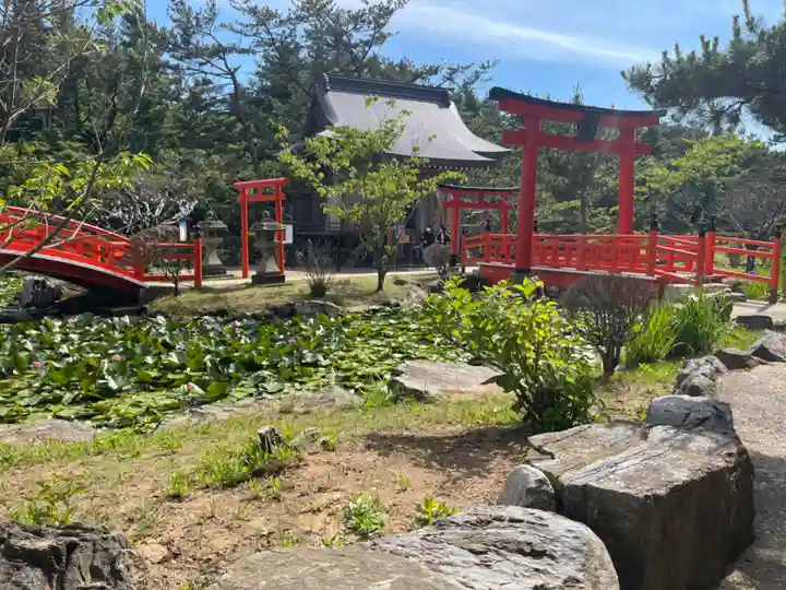 高山稲荷神社の庭園