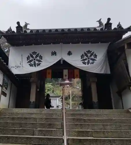 宝山寺の山門