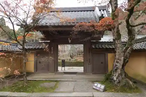 西明寺の山門