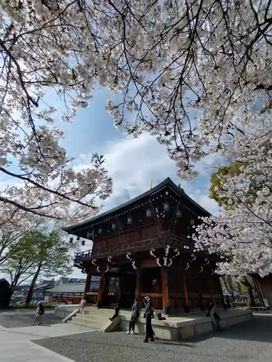 石切劔箭神社の{uncategorized: "未分類", other: "その他", undefined: "問題あり", building: "その他建物", grave: "お墓", sacred_gate: "鳥居", guardian: "狛犬", statue: "像", buddha: "仏像", history: "歴史", nature: "自然", garden: "庭園", animal: "動物", pagoda: "塔", temizu: "手水舎", mountain_gate: "山門・神門", sanctuary: "本殿・本堂", subordinate: "末社・摂社", art: "芸術", scenery: "景色", jizo: "地蔵", ema: "絵馬", goshuin: "御朱印", omikuji: "おみくじ", items: "授与品その他", amulet: "お守り", goshuincho: "御朱印帳", eats: "食事", festival: "お祭り", votive_dance: "神楽", shichigosan: "七五三参", wedding: "結婚式", experience: "体験その他", initially: "初詣", around: "周辺", anti_infection: "感染症対策"}