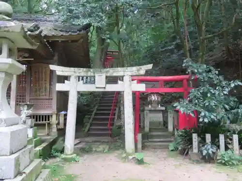 石穴稲荷神社の鳥居