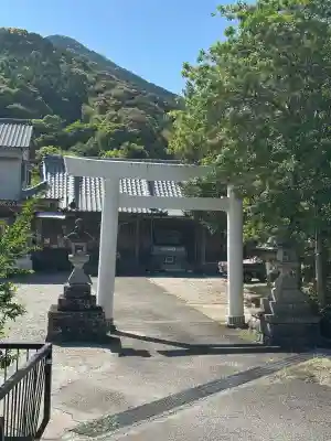 大馬神社 里宮の{uncategorized: "未分類", other: "その他", undefined: "問題あり", building: "その他建物", grave: "お墓", sacred_gate: "鳥居", guardian: "狛犬", statue: "像", buddha: "仏像", history: "歴史", nature: "自然", garden: "庭園", animal: "動物", pagoda: "塔", temizu: "手水舎", mountain_gate: "山門・神門", sanctuary: "本殿・本堂", subordinate: "末社・摂社", art: "芸術", scenery: "景色", jizo: "地蔵", ema: "絵馬", goshuin: "御朱印", omikuji: "おみくじ", items: "授与品その他", amulet: "お守り", goshuincho: "御朱印帳", eats: "食事", festival: "お祭り", votive_dance: "神楽", shichigosan: "七五三参", wedding: "結婚式", experience: "体験その他", initially: "初詣", around: "周辺", anti_infection: "感染症対策"}