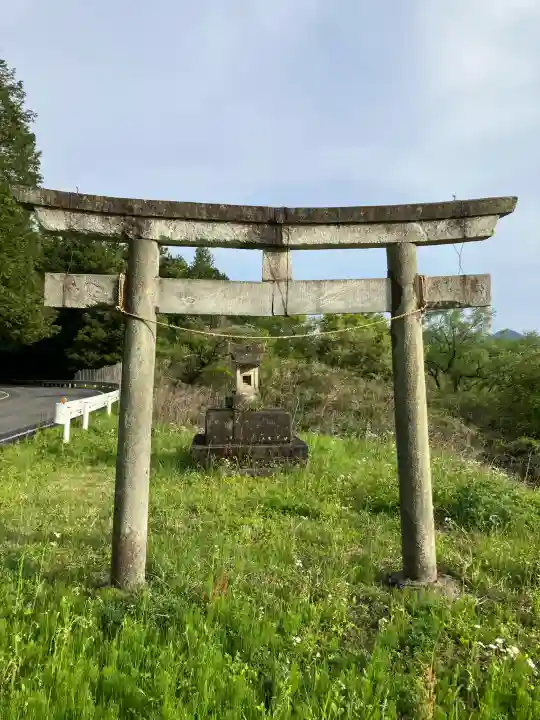 上沢水神社の{uncategorized: "未分類", other: "その他", undefined: "問題あり", building: "その他建物", grave: "お墓", sacred_gate: "鳥居", guardian: "狛犬", statue: "像", buddha: "仏像", history: "歴史", nature: "自然", garden: "庭園", animal: "動物", pagoda: "塔", temizu: "手水舎", mountain_gate: "山門・神門", sanctuary: "本殿・本堂", subordinate: "末社・摂社", art: "芸術", scenery: "景色", jizo: "地蔵", ema: "絵馬", goshuin: "御朱印", omikuji: "おみくじ", items: "授与品その他", amulet: "お守り", goshuincho: "御朱印帳", eats: "食事", festival: "お祭り", votive_dance: "神楽", shichigosan: "七五三参", wedding: "結婚式", experience: "体験その他", initially: "初詣", around: "周辺", anti_infection: "感染症対策"}