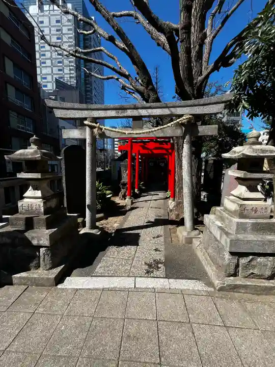 千種稲荷神社の{uncategorized: "未分類", other: "その他", undefined: "問題あり", building: "その他建物", grave: "お墓", sacred_gate: "鳥居", guardian: "狛犬", statue: "像", buddha: "仏像", history: "歴史", nature: "自然", garden: "庭園", animal: "動物", pagoda: "塔", temizu: "手水舎", mountain_gate: "山門・神門", sanctuary: "本殿・本堂", subordinate: "末社・摂社", art: "芸術", scenery: "景色", jizo: "地蔵", ema: "絵馬", goshuin: "御朱印", omikuji: "おみくじ", items: "授与品その他", amulet: "お守り", goshuincho: "御朱印帳", eats: "食事", festival: "お祭り", votive_dance: "神楽", shichigosan: "七五三参", wedding: "結婚式", experience: "体験その他", initially: "初詣", around: "周辺", anti_infection: "感染症対策"}