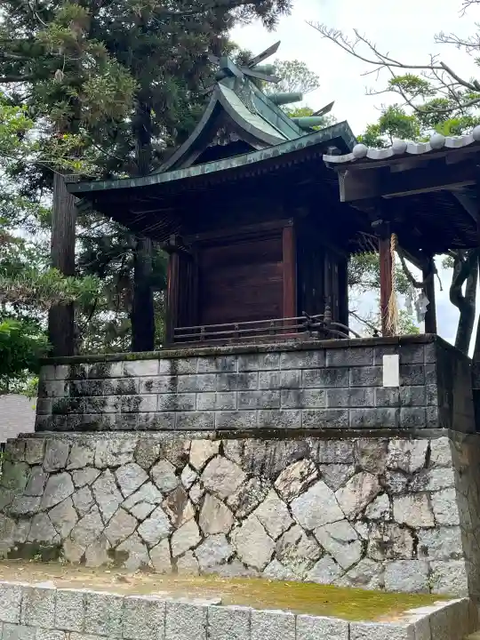 長束神社の{uncategorized: "未分類", other: "その他", undefined: "問題あり", building: "その他建物", grave: "お墓", sacred_gate: "鳥居", guardian: "狛犬", statue: "像", buddha: "仏像", history: "歴史", nature: "自然", garden: "庭園", animal: "動物", pagoda: "塔", temizu: "手水舎", mountain_gate: "山門・神門", sanctuary: "本殿・本堂", subordinate: "末社・摂社", art: "芸術", scenery: "景色", jizo: "地蔵", ema: "絵馬", goshuin: "御朱印", omikuji: "おみくじ", items: "授与品その他", amulet: "お守り", goshuincho: "御朱印帳", eats: "食事", festival: "お祭り", votive_dance: "神楽", shichigosan: "七五三参", wedding: "結婚式", experience: "体験その他", initially: "初詣", around: "周辺", anti_infection: "感染症対策"}