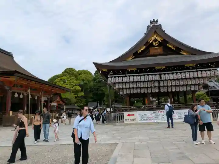 八坂神社(祇園さん)の{uncategorized: "未分類", other: "その他", undefined: "問題あり", building: "その他建物", grave: "お墓", sacred_gate: "鳥居", guardian: "狛犬", statue: "像", buddha: "仏像", history: "歴史", nature: "自然", garden: "庭園", animal: "動物", pagoda: "塔", temizu: "手水舎", mountain_gate: "山門・神門", sanctuary: "本殿・本堂", subordinate: "末社・摂社", art: "芸術", scenery: "景色", jizo: "地蔵", ema: "絵馬", goshuin: "御朱印", omikuji: "おみくじ", items: "授与品その他", amulet: "お守り", goshuincho: "御朱印帳", eats: "食事", festival: "お祭り", votive_dance: "神楽", shichigosan: "七五三参", wedding: "結婚式", experience: "体験その他", initially: "初詣", around: "周辺", anti_infection: "感染症対策"}