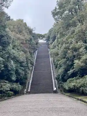 明治天皇伏見桃山陵の{uncategorized: "未分類", other: "その他", undefined: "問題あり", building: "その他建物", grave: "お墓", sacred_gate: "鳥居", guardian: "狛犬", statue: "像", buddha: "仏像", history: "歴史", nature: "自然", garden: "庭園", animal: "動物", pagoda: "塔", temizu: "手水舎", mountain_gate: "山門・神門", sanctuary: "本殿・本堂", subordinate: "末社・摂社", art: "芸術", scenery: "景色", jizo: "地蔵", ema: "絵馬", goshuin: "御朱印", omikuji: "おみくじ", items: "授与品その他", amulet: "お守り", goshuincho: "御朱印帳", eats: "食事", festival: "お祭り", votive_dance: "神楽", shichigosan: "七五三参", wedding: "結婚式", experience: "体験その他", initially: "初詣", around: "周辺", anti_infection: "感染症対策"}