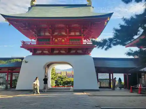 赤間神宮の{uncategorized: "未分類", other: "その他", undefined: "問題あり", building: "その他建物", grave: "お墓", sacred_gate: "鳥居", guardian: "狛犬", statue: "像", buddha: "仏像", history: "歴史", nature: "自然", garden: "庭園", animal: "動物", pagoda: "塔", temizu: "手水舎", mountain_gate: "山門・神門", sanctuary: "本殿・本堂", subordinate: "末社・摂社", art: "芸術", scenery: "景色", jizo: "地蔵", ema: "絵馬", goshuin: "御朱印", omikuji: "おみくじ", items: "授与品その他", amulet: "お守り", goshuincho: "御朱印帳", eats: "食事", festival: "お祭り", votive_dance: "神楽", shichigosan: "七五三参", wedding: "結婚式", experience: "体験その他", initially: "初詣", around: "周辺", anti_infection: "感染症対策"}