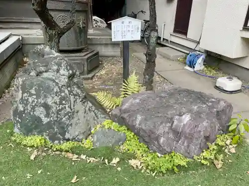 千束稲荷神社の{uncategorized: "未分類", other: "その他", undefined: "問題あり", building: "その他建物", grave: "お墓", sacred_gate: "鳥居", guardian: "狛犬", statue: "像", buddha: "仏像", history: "歴史", nature: "自然", garden: "庭園", animal: "動物", pagoda: "塔", temizu: "手水舎", mountain_gate: "山門・神門", sanctuary: "本殿・本堂", subordinate: "末社・摂社", art: "芸術", scenery: "景色", jizo: "地蔵", ema: "絵馬", goshuin: "御朱印", omikuji: "おみくじ", items: "授与品その他", amulet: "お守り", goshuincho: "御朱印帳", eats: "食事", festival: "お祭り", votive_dance: "神楽", shichigosan: "七五三参", wedding: "結婚式", experience: "体験その他", initially: "初詣", around: "周辺", anti_infection: "感染症対策"}