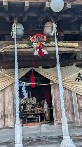 三日月神社の{uncategorized: "未分類", other: "その他", undefined: "問題あり", building: "その他建物", grave: "お墓", sacred_gate: "鳥居", guardian: "狛犬", statue: "像", buddha: "仏像", history: "歴史", nature: "自然", garden: "庭園", animal: "動物", pagoda: "塔", temizu: "手水舎", mountain_gate: "山門・神門", sanctuary: "本殿・本堂", subordinate: "末社・摂社", art: "芸術", scenery: "景色", jizo: "地蔵", ema: "絵馬", goshuin: "御朱印", omikuji: "おみくじ", items: "授与品その他", amulet: "お守り", goshuincho: "御朱印帳", eats: "食事", festival: "お祭り", votive_dance: "神楽", shichigosan: "七五三参", wedding: "結婚式", experience: "体験その他", initially: "初詣", around: "周辺", anti_infection: "感染症対策"}