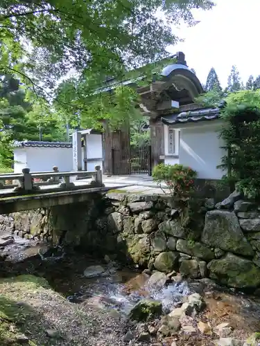 浄蓮華院の山門