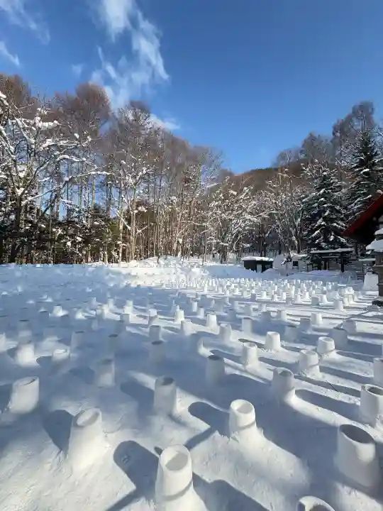定山渓神社の{uncategorized: "未分類", other: "その他", undefined: "問題あり", building: "その他建物", grave: "お墓", sacred_gate: "鳥居", guardian: "狛犬", statue: "像", buddha: "仏像", history: "歴史", nature: "自然", garden: "庭園", animal: "動物", pagoda: "塔", temizu: "手水舎", mountain_gate: "山門・神門", sanctuary: "本殿・本堂", subordinate: "末社・摂社", art: "芸術", scenery: "景色", jizo: "地蔵", ema: "絵馬", goshuin: "御朱印", omikuji: "おみくじ", items: "授与品その他", amulet: "お守り", goshuincho: "御朱印帳", eats: "食事", festival: "お祭り", votive_dance: "神楽", shichigosan: "七五三参", wedding: "結婚式", experience: "体験その他", initially: "初詣", around: "周辺", anti_infection: "感染症対策"}