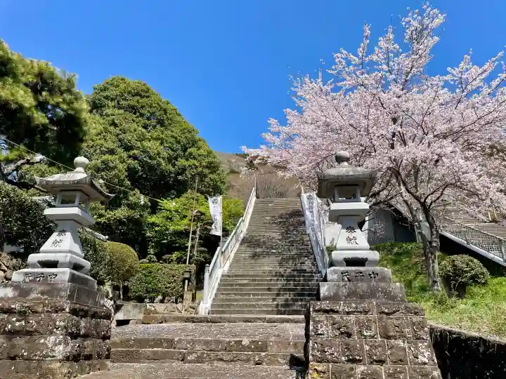 與瀬神社(与瀬神社)の{uncategorized: "未分類", other: "その他", undefined: "問題あり", building: "その他建物", grave: "お墓", sacred_gate: "鳥居", guardian: "狛犬", statue: "像", buddha: "仏像", history: "歴史", nature: "自然", garden: "庭園", animal: "動物", pagoda: "塔", temizu: "手水舎", mountain_gate: "山門・神門", sanctuary: "本殿・本堂", subordinate: "末社・摂社", art: "芸術", scenery: "景色", jizo: "地蔵", ema: "絵馬", goshuin: "御朱印", omikuji: "おみくじ", items: "授与品その他", amulet: "お守り", goshuincho: "御朱印帳", eats: "食事", festival: "お祭り", votive_dance: "神楽", shichigosan: "七五三参", wedding: "結婚式", experience: "体験その他", initially: "初詣", around: "周辺", anti_infection: "感染症対策"}