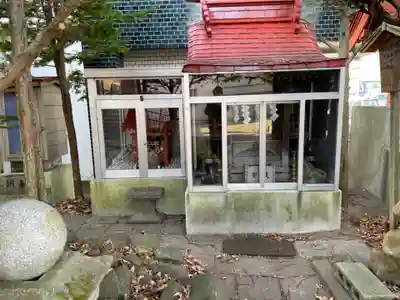 共栄稲荷神社の末社・摂社