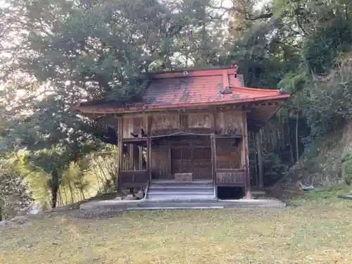 両新田神社の本殿