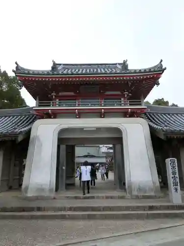 温泉山 安楽寺(四国霊場第六番札所)の山門