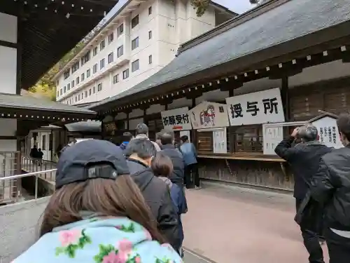 三峯神社の{uncategorized: "未分類", other: "その他", undefined: "問題あり", building: "その他建物", grave: "お墓", sacred_gate: "鳥居", guardian: "狛犬", statue: "像", buddha: "仏像", history: "歴史", nature: "自然", garden: "庭園", animal: "動物", pagoda: "塔", temizu: "手水舎", mountain_gate: "山門・神門", sanctuary: "本殿・本堂", subordinate: "末社・摂社", art: "芸術", scenery: "景色", jizo: "地蔵", ema: "絵馬", goshuin: "御朱印", omikuji: "おみくじ", items: "授与品その他", amulet: "お守り", goshuincho: "御朱印帳", eats: "食事", festival: "お祭り", votive_dance: "神楽", shichigosan: "七五三参", wedding: "結婚式", experience: "体験その他", initially: "初詣", around: "周辺", anti_infection: "感染症対策"}