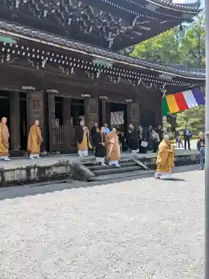 御寺 泉涌寺の{uncategorized: "未分類", other: "その他", undefined: "問題あり", building: "その他建物", grave: "お墓", sacred_gate: "鳥居", guardian: "狛犬", statue: "像", buddha: "仏像", history: "歴史", nature: "自然", garden: "庭園", animal: "動物", pagoda: "塔", temizu: "手水舎", mountain_gate: "山門・神門", sanctuary: "本殿・本堂", subordinate: "末社・摂社", art: "芸術", scenery: "景色", jizo: "地蔵", ema: "絵馬", goshuin: "御朱印", omikuji: "おみくじ", items: "授与品その他", amulet: "お守り", goshuincho: "御朱印帳", eats: "食事", festival: "お祭り", votive_dance: "神楽", shichigosan: "七五三参", wedding: "結婚式", experience: "体験その他", initially: "初詣", around: "周辺", anti_infection: "感染症対策"}