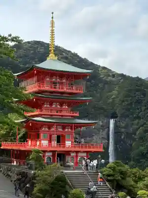 青岸渡寺の{uncategorized: "未分類", other: "その他", undefined: "問題あり", building: "その他建物", grave: "お墓", sacred_gate: "鳥居", guardian: "狛犬", statue: "像", buddha: "仏像", history: "歴史", nature: "自然", garden: "庭園", animal: "動物", pagoda: "塔", temizu: "手水舎", mountain_gate: "山門・神門", sanctuary: "本殿・本堂", subordinate: "末社・摂社", art: "芸術", scenery: "景色", jizo: "地蔵", ema: "絵馬", goshuin: "御朱印", omikuji: "おみくじ", items: "授与品その他", amulet: "お守り", goshuincho: "御朱印帳", eats: "食事", festival: "お祭り", votive_dance: "神楽", shichigosan: "七五三参", wedding: "結婚式", experience: "体験その他", initially: "初詣", around: "周辺", anti_infection: "感染症対策"}