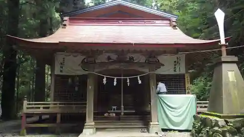 軍刀利神社の本殿