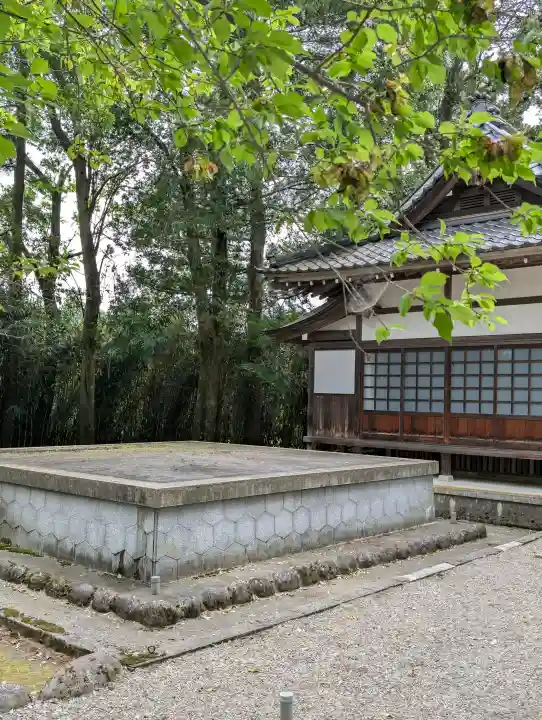 雄山神社峰本社の{uncategorized: "未分類", other: "その他", undefined: "問題あり", building: "その他建物", grave: "お墓", sacred_gate: "鳥居", guardian: "狛犬", statue: "像", buddha: "仏像", history: "歴史", nature: "自然", garden: "庭園", animal: "動物", pagoda: "塔", temizu: "手水舎", mountain_gate: "山門・神門", sanctuary: "本殿・本堂", subordinate: "末社・摂社", art: "芸術", scenery: "景色", jizo: "地蔵", ema: "絵馬", goshuin: "御朱印", omikuji: "おみくじ", items: "授与品その他", amulet: "お守り", goshuincho: "御朱印帳", eats: "食事", festival: "お祭り", votive_dance: "神楽", shichigosan: "七五三参", wedding: "結婚式", experience: "体験その他", initially: "初詣", around: "周辺", anti_infection: "感染症対策"}