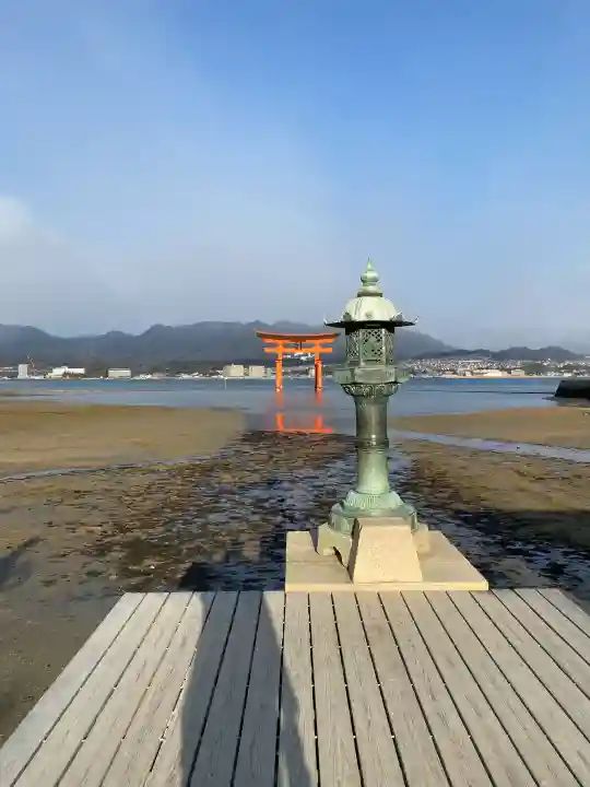 厳島神社の{uncategorized: "未分類", other: "その他", undefined: "問題あり", building: "その他建物", grave: "お墓", sacred_gate: "鳥居", guardian: "狛犬", statue: "像", buddha: "仏像", history: "歴史", nature: "自然", garden: "庭園", animal: "動物", pagoda: "塔", temizu: "手水舎", mountain_gate: "山門・神門", sanctuary: "本殿・本堂", subordinate: "末社・摂社", art: "芸術", scenery: "景色", jizo: "地蔵", ema: "絵馬", goshuin: "御朱印", omikuji: "おみくじ", items: "授与品その他", amulet: "お守り", goshuincho: "御朱印帳", eats: "食事", festival: "お祭り", votive_dance: "神楽", shichigosan: "七五三参", wedding: "結婚式", experience: "体験その他", initially: "初詣", around: "周辺", anti_infection: "感染症対策"}