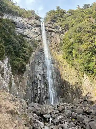 飛瀧神社（熊野那智大社別宮）の{uncategorized: "未分類", other: "その他", undefined: "問題あり", building: "その他建物", grave: "お墓", sacred_gate: "鳥居", guardian: "狛犬", statue: "像", buddha: "仏像", history: "歴史", nature: "自然", garden: "庭園", animal: "動物", pagoda: "塔", temizu: "手水舎", mountain_gate: "山門・神門", sanctuary: "本殿・本堂", subordinate: "末社・摂社", art: "芸術", scenery: "景色", jizo: "地蔵", ema: "絵馬", goshuin: "御朱印", omikuji: "おみくじ", items: "授与品その他", amulet: "お守り", goshuincho: "御朱印帳", eats: "食事", festival: "お祭り", votive_dance: "神楽", shichigosan: "七五三参", wedding: "結婚式", experience: "体験その他", initially: "初詣", around: "周辺", anti_infection: "感染症対策"}