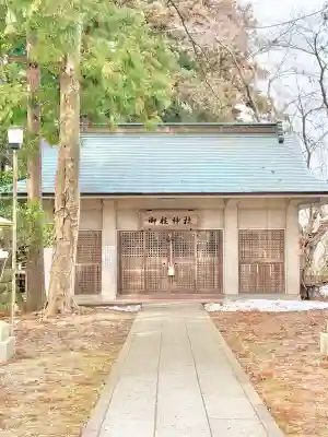 鳥谷崎神社の{uncategorized: "未分類", other: "その他", undefined: "問題あり", building: "その他建物", grave: "お墓", sacred_gate: "鳥居", guardian: "狛犬", statue: "像", buddha: "仏像", history: "歴史", nature: "自然", garden: "庭園", animal: "動物", pagoda: "塔", temizu: "手水舎", mountain_gate: "山門・神門", sanctuary: "本殿・本堂", subordinate: "末社・摂社", art: "芸術", scenery: "景色", jizo: "地蔵", ema: "絵馬", goshuin: "御朱印", omikuji: "おみくじ", items: "授与品その他", amulet: "お守り", goshuincho: "御朱印帳", eats: "食事", festival: "お祭り", votive_dance: "神楽", shichigosan: "七五三参", wedding: "結婚式", experience: "体験その他", initially: "初詣", around: "周辺", anti_infection: "感染症対策"}
