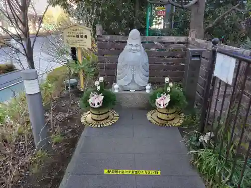 祠(東京ドームシティー屋上)の像